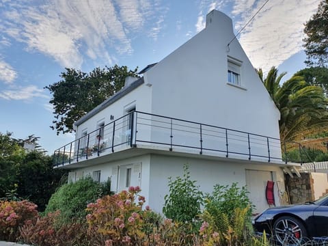 Les Vents Bleus from the lane leading to the beach