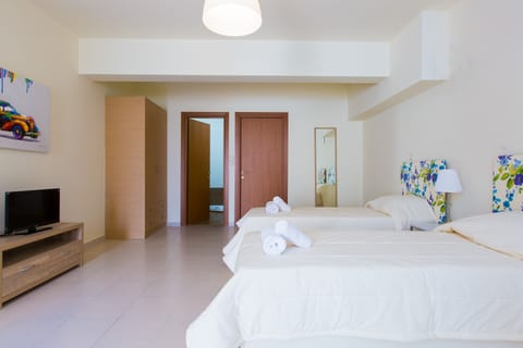 Twin bedroom with access to the lawn covered terrace!