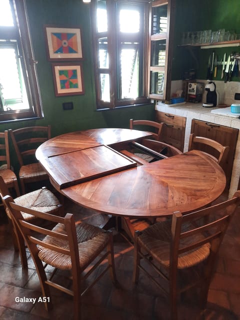 How to extend the dining table.