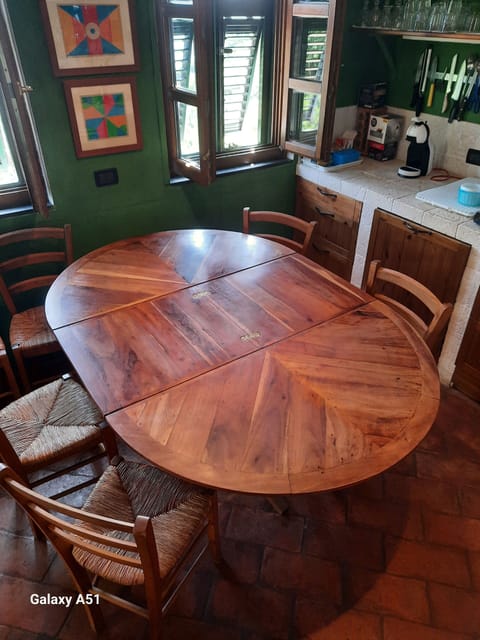 Once extended, the dining table is for eight/nine people.