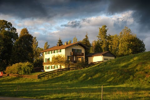 Chiemsee-Ferienhaus in autumn from west southwest.