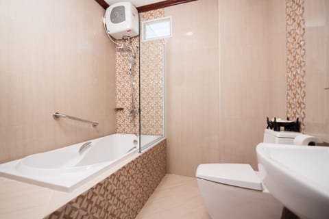 Deluxe Double Room | Bathroom | Shower, free toiletries, hair dryer