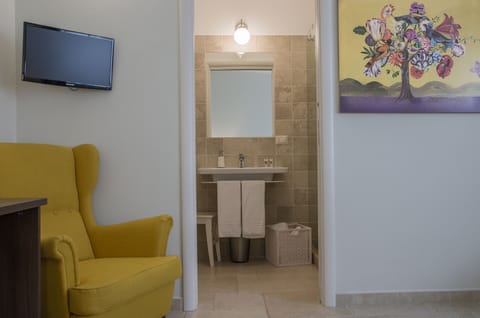 Double or Twin Room | Bathroom | Free toiletries, hair dryer, bidet, towels