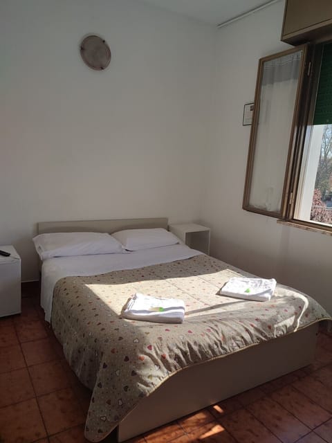 Double Room, Non Smoking | Desk, bed sheets