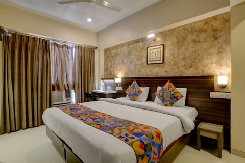 Double or Twin Room, 1 Queen Bed, Smoking | In-room safe, laptop workspace, blackout drapes, soundproofing