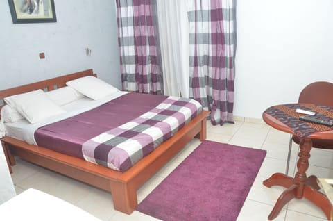 Deluxe Suite, Non Smoking | Desk, blackout drapes, iron/ironing board, free WiFi