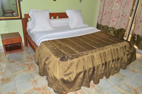 Deluxe Double Room, Non Smoking | Desk, blackout drapes, iron/ironing board, free WiFi
