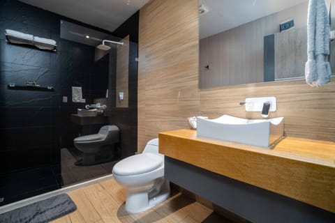 Standard Twin Room | Bathroom | Free toiletries, towels, shampoo, toilet paper