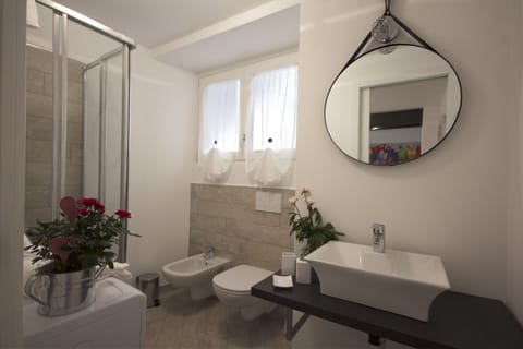 Design Apartment, 1 Bedroom | Bathroom | Shower, rainfall showerhead, hair dryer, bidet