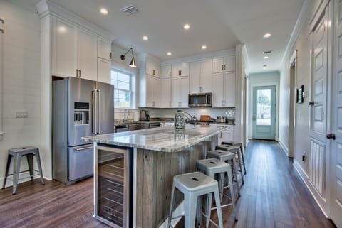 Large Open Kitchen w/ Bar Seating for 5