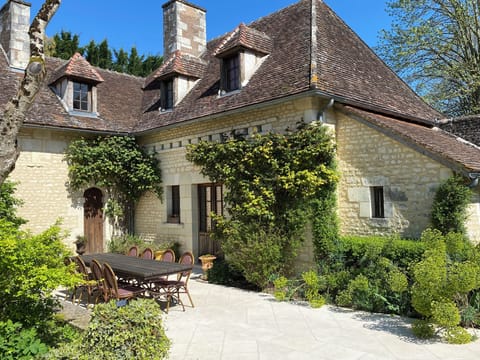 le logis avec sa grande table pour vous accueillir