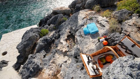 Outside the villa there is a path that leads on a small cove (bay)