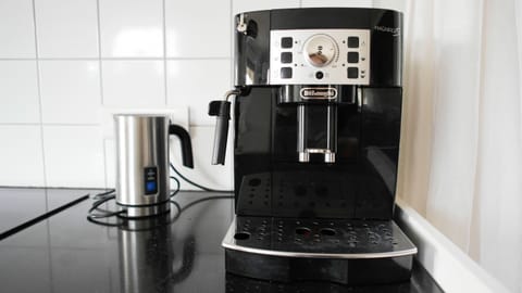 Coffee maker with fresh coffee beans