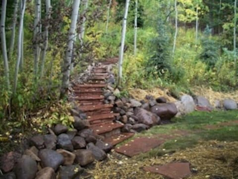path to Tom Blake trail from our patio.