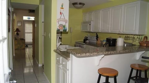 Just inside the front door you get the keys for the front/back door, pool & gate