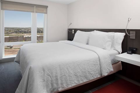 Junior Suite, 1 King Bed (Drinks/ Snacks) | Premium bedding, in-room safe, desk, laptop workspace