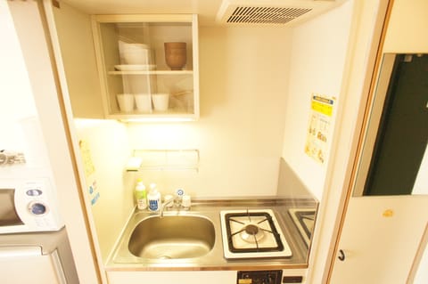 Apartment, Multiple Beds, Non Smoking | Private kitchenette | Fridge, microwave, stovetop, electric kettle