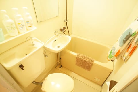 Apartment, Multiple Beds, Non Smoking | Bathroom | Combined shower/tub, deep soaking tub, free toiletries, hair dryer