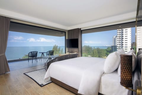 Ocean Suite Skypool | Minibar, in-room safe, desk, blackout drapes