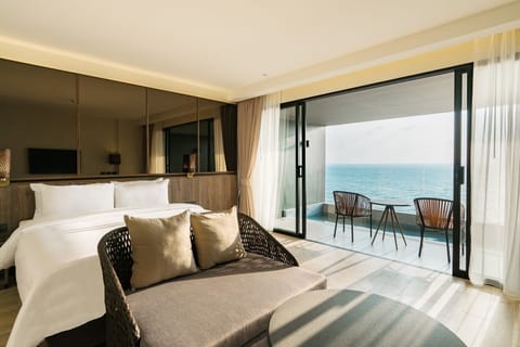 Oceanfront Skypool | Minibar, in-room safe, desk, blackout drapes