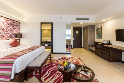 Deluxe Room, 1 King Bed | 1 bedroom, minibar, in-room safe, iron/ironing board