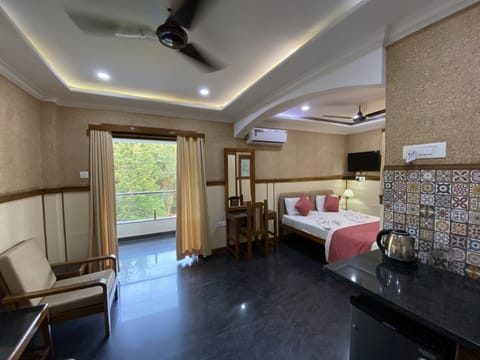 Executive Room With Balcony | In-room safe, desk, blackout drapes, free WiFi