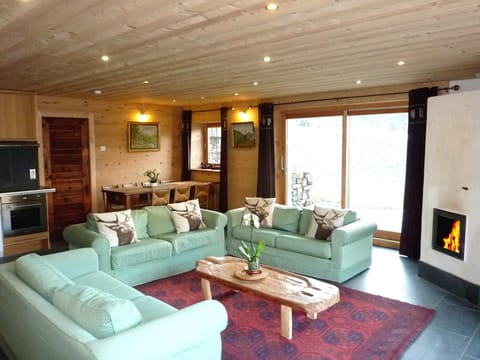 second lounge with fireplace mass stove
Nature Ski Lodge Sterwen