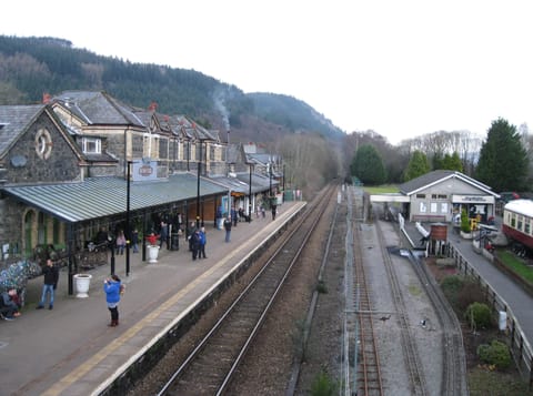 Train platform with great cafe serving vegan and vegetarian options