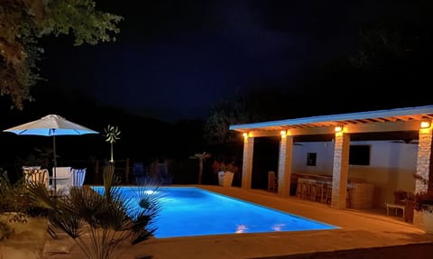 AGAVE POINT - Night time is truly awesome with underwater colored pool lights.