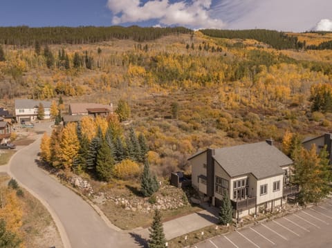 The Retreat duplex in the ski area (4BR/3 Bath; 2-car garage; private hot tub)