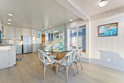 Dining w/ 2 additional stools at kitchen counter