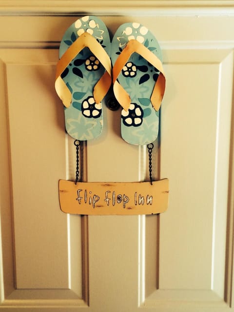 FLIP FLOP INN Front Door