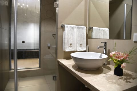 Economy Twin Room | Bathroom | Shower, free toiletries, hair dryer, bathrobes