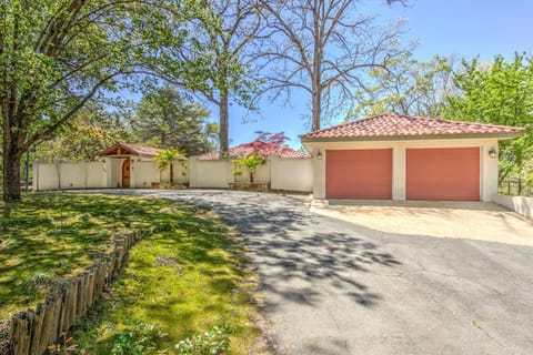 5,000 sq foot  5 bedroom/5 bath gated private villa on Lake Hamilton.