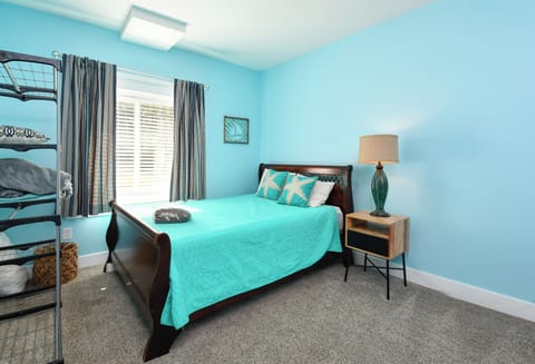 Basement bedroom: queen, full, single