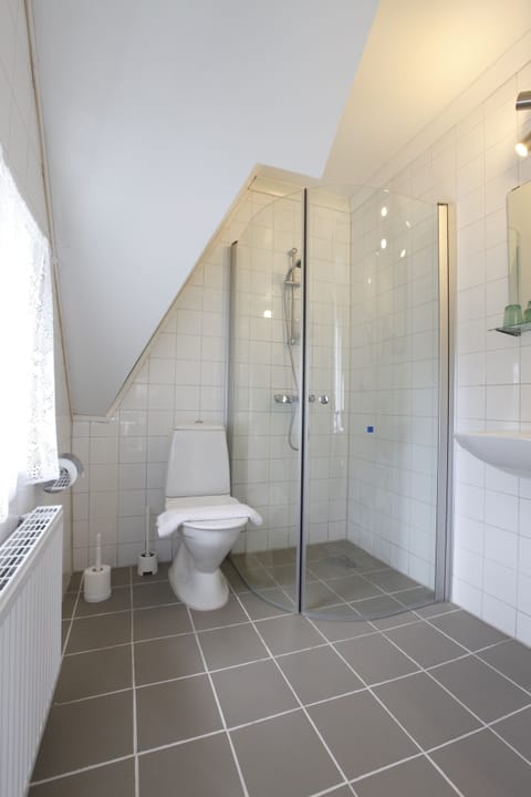 Superior Double Room | Bathroom | Shower, free toiletries, hair dryer, towels