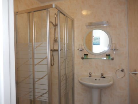 Room 16 | Bathroom | Free toiletries, hair dryer, towels