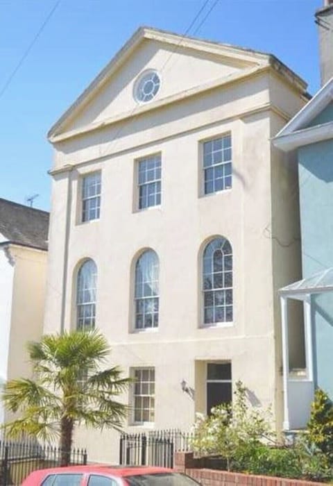 Front of the Georgian building. Flat 1 is located down the stairs at the front