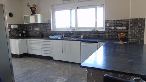 fully equipped kitchen and counter to sit
