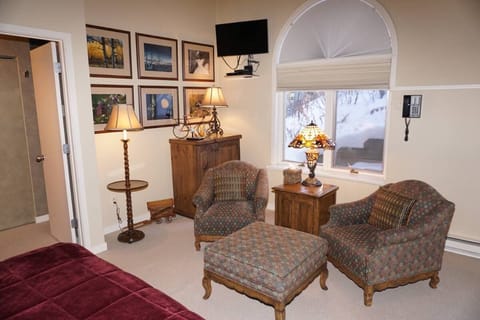 Sitting Room with TV in 6th Bedroom