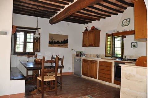 Well equipped kitchen-diner