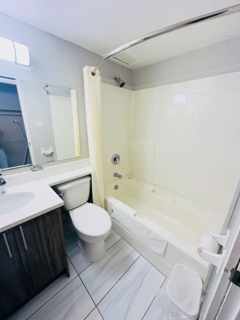 Combined shower/tub, free toiletries, hair dryer, towels