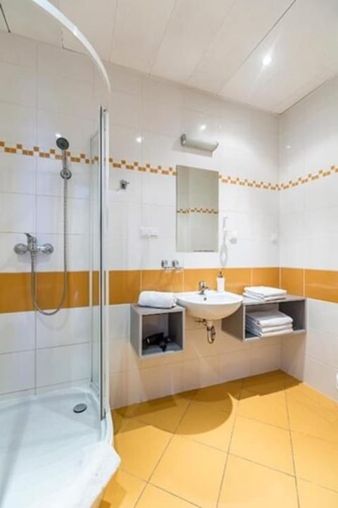 Comfort Studio Suite, 1 King Bed with Sofa bed, Non Smoking | Bathroom | Shower, free toiletries, hair dryer, towels