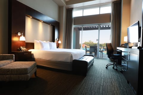 Signature Room | Hypo-allergenic bedding, pillowtop beds, in-room safe, desk