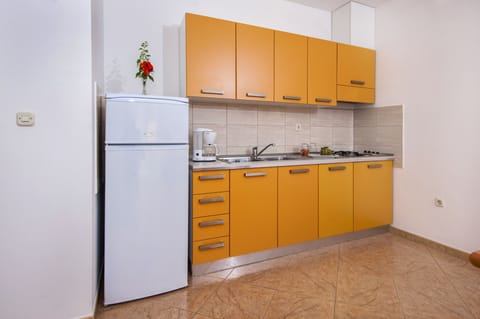 Apartment, 2 Bedrooms (A3) | Private kitchen | Fridge, stovetop, coffee/tea maker, electric kettle