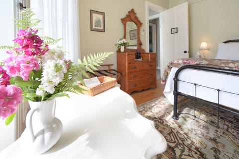 Room, 1 Queen Bed, Non Smoking (Cottage Room) | Premium bedding, down comforters, pillowtop beds, individually decorated