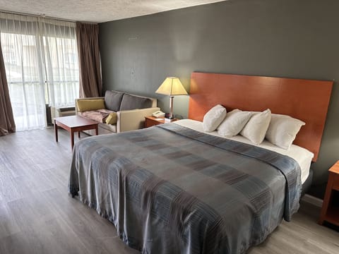 Suite, 1 King Bed with Sofa bed, Non Smoking | Soundproofing, iron/ironing board, free WiFi, bed sheets