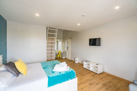 Family Loft, 2 Queen Beds, Non Smoking, with balcony Lake View | Premium bedding, memory foam beds, iron/ironing board, free WiFi