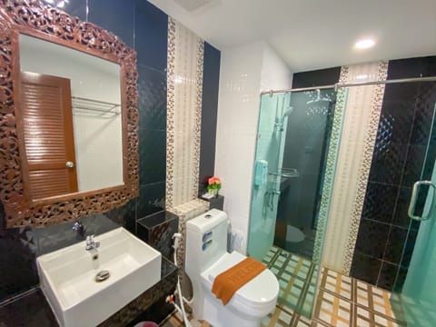 Deluxe Twin Room | Bathroom | Shower, slippers, towels, soap