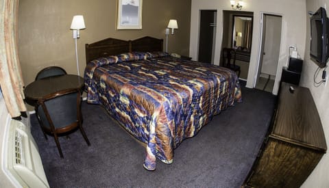Standard Room, 1 King Bed, Non Smoking | Free WiFi, bed sheets
